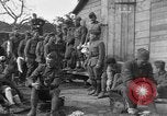 Standbild 27 Infanterie Reinigung im hinteren Bereich Badehaus Frankreich, 1918, aus Sekunde 36 historischem Filmmaterial Videoclip 65675048395