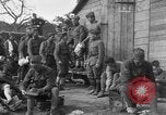 Standbild 27 Infanterie Reinigung im hinteren Bereich Badehaus Frankreich, 1918, aus Sekunde 37 historischem Filmmaterial Videoclip 65675048395