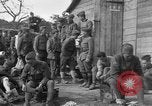 Standbild 27 Infanterie Reinigung im hinteren Bereich Badehaus Frankreich, 1918, aus Sekunde 38 historischem Filmmaterial Videoclip 65675048395