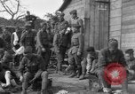 Standbild 27 Infanterie Reinigung im hinteren Bereich Badehaus Frankreich, 1918, aus Sekunde 39 historischem Filmmaterial Videoclip 65675048395