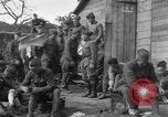 Standbild 27 Infanterie Reinigung im hinteren Bereich Badehaus Frankreich, 1918, aus Sekunde 40 historischem Filmmaterial Videoclip 65675048395