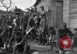 Standbild 27 Infanterie Reinigung im hinteren Bereich Badehaus Frankreich, 1918, aus Sekunde 41 historischem Filmmaterial Videoclip 65675048395