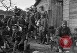 Standbild 27 Infanterie Reinigung im hinteren Bereich Badehaus Frankreich, 1918, aus Sekunde 42 historischem Filmmaterial Videoclip 65675048395