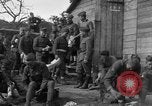 Standbild 27 Infanterie Reinigung im hinteren Bereich Badehaus Frankreich, 1918, aus Sekunde 43 historischem Filmmaterial Videoclip 65675048395