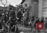 Standbild 27 Infanterie Reinigung im hinteren Bereich Badehaus Frankreich, 1918, aus Sekunde 44 historischem Filmmaterial Videoclip 65675048395