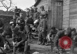 Standbild 27 Infanterie Reinigung im hinteren Bereich Badehaus Frankreich, 1918, aus Sekunde 45 historischem Filmmaterial Videoclip 65675048395