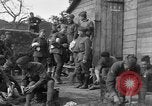 Standbild 27 Infanterie Reinigung im hinteren Bereich Badehaus Frankreich, 1918, aus Sekunde 46 historischem Filmmaterial Videoclip 65675048395