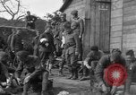 Standbild 27 Infanterie Reinigung im hinteren Bereich Badehaus Frankreich, 1918, aus Sekunde 47 historischem Filmmaterial Videoclip 65675048395