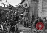Standbild 27 Infanterie Reinigung im hinteren Bereich Badehaus Frankreich, 1918, aus Sekunde 48 historischem Filmmaterial Videoclip 65675048395