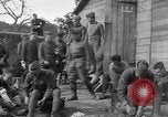 Standbild 27 Infanterie Reinigung im hinteren Bereich Badehaus Frankreich, 1918, aus Sekunde 49 historischem Filmmaterial Videoclip 65675048395