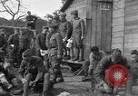 Standbild 27 Infanterie Reinigung im hinteren Bereich Badehaus Frankreich, 1918, aus Sekunde 50 historischem Filmmaterial Videoclip 65675048395