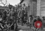 Standbild 27 Infanterie Reinigung im hinteren Bereich Badehaus Frankreich, 1918, aus Sekunde 51 historischem Filmmaterial Videoclip 65675048395