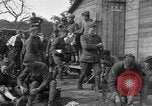 Standbild 27 Infanterie Reinigung im hinteren Bereich Badehaus Frankreich, 1918, aus Sekunde 52 historischem Filmmaterial Videoclip 65675048395