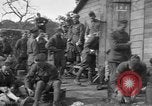 Standbild 27 Infanterie Reinigung im hinteren Bereich Badehaus Frankreich, 1918, aus Sekunde 53 historischem Filmmaterial Videoclip 65675048395