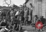 Standbild 27 Infanterie Reinigung im hinteren Bereich Badehaus Frankreich, 1918, aus Sekunde 54 historischem Filmmaterial Videoclip 65675048395