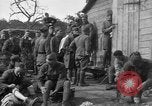 Standbild 27 Infanterie Reinigung im hinteren Bereich Badehaus Frankreich, 1918, aus Sekunde 55 historischem Filmmaterial Videoclip 65675048395