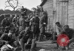 Standbild 27 Infanterie Reinigung im hinteren Bereich Badehaus Frankreich, 1918, aus Sekunde 56 historischem Filmmaterial Videoclip 65675048395