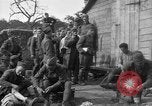 Standbild 27 Infanterie Reinigung im hinteren Bereich Badehaus Frankreich, 1918, aus Sekunde 57 historischem Filmmaterial Videoclip 65675048395