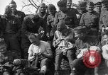 Standbild 27 Infanterie Reinigung im hinteren Bereich Badehaus Frankreich, 1918, aus Sekunde 58 historischem Filmmaterial Videoclip 65675048395