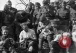 Standbild 27 Infanterie Reinigung im hinteren Bereich Badehaus Frankreich, 1918, aus Sekunde 59 historischem Filmmaterial Videoclip 65675048395