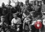 Standbild 27 Infanterie Reinigung im hinteren Bereich Badehaus Frankreich, 1918, aus Sekunde 60 historischem Filmmaterial Videoclip 65675048395