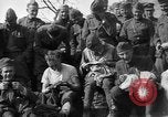 Standbild 27 Infanterie Reinigung im hinteren Bereich Badehaus Frankreich, 1918, aus Sekunde 61 historischem Filmmaterial Videoclip 65675048395