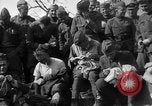 Standbild 27 Infanterie Reinigung im hinteren Bereich Badehaus Frankreich, 1918, aus Sekunde 62 historischem Filmmaterial Videoclip 65675048395
