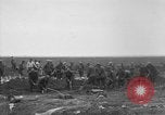 Standbild 27 Infanterie begraben ihre gefallenen Kameraden an Duncan Post Frankreich, 1918, aus Sekunde 3 historischem Filmmaterial Videoclip 65675048396