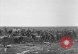Standbild 27 Infanterie begraben ihre gefallenen Kameraden an Duncan Post Frankreich, 1918, aus Sekunde 4 historischem Filmmaterial Videoclip 65675048396