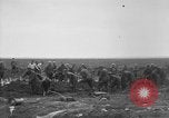 Standbild 27 Infanterie begraben ihre gefallenen Kameraden an Duncan Post Frankreich, 1918, aus Sekunde 5 historischem Filmmaterial Videoclip 65675048396