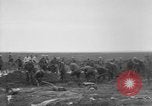Standbild 27 Infanterie begraben ihre gefallenen Kameraden an Duncan Post Frankreich, 1918, aus Sekunde 6 historischem Filmmaterial Videoclip 65675048396