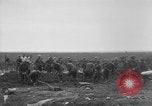 Standbild 27 Infanterie begraben ihre gefallenen Kameraden an Duncan Post Frankreich, 1918, aus Sekunde 7 historischem Filmmaterial Videoclip 65675048396