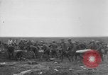 Standbild 27 Infanterie begraben ihre gefallenen Kameraden an Duncan Post Frankreich, 1918, aus Sekunde 8 historischem Filmmaterial Videoclip 65675048396