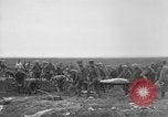 Standbild 27 Infanterie begraben ihre gefallenen Kameraden an Duncan Post Frankreich, 1918, aus Sekunde 9 historischem Filmmaterial Videoclip 65675048396