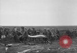 Standbild 27 Infanterie begraben ihre gefallenen Kameraden an Duncan Post Frankreich, 1918, aus Sekunde 11 historischem Filmmaterial Videoclip 65675048396