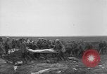 Standbild 27 Infanterie begraben ihre gefallenen Kameraden an Duncan Post Frankreich, 1918, aus Sekunde 12 historischem Filmmaterial Videoclip 65675048396