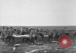 Standbild 27 Infanterie begraben ihre gefallenen Kameraden an Duncan Post Frankreich, 1918, aus Sekunde 13 historischem Filmmaterial Videoclip 65675048396