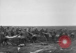 Standbild 27 Infanterie begraben ihre gefallenen Kameraden an Duncan Post Frankreich, 1918, aus Sekunde 14 historischem Filmmaterial Videoclip 65675048396