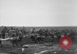 Standbild 27 Infanterie begraben ihre gefallenen Kameraden an Duncan Post Frankreich, 1918, aus Sekunde 15 historischem Filmmaterial Videoclip 65675048396