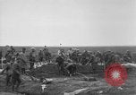 Standbild 27 Infanterie begraben ihre gefallenen Kameraden an Duncan Post Frankreich, 1918, aus Sekunde 16 historischem Filmmaterial Videoclip 65675048396