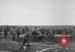 Standbild 27 Infanterie begraben ihre gefallenen Kameraden an Duncan Post Frankreich, 1918, aus Sekunde 17 historischem Filmmaterial Videoclip 65675048396