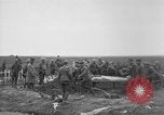 Standbild 27 Infanterie begraben ihre gefallenen Kameraden an Duncan Post Frankreich, 1918, aus Sekunde 18 historischem Filmmaterial Videoclip 65675048396