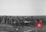 Standbild 27 Infanterie begraben ihre gefallenen Kameraden an Duncan Post Frankreich, 1918, aus Sekunde 19 historischem Filmmaterial Videoclip 65675048396