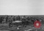 Standbild 27 Infanterie begraben ihre gefallenen Kameraden an Duncan Post Frankreich, 1918, aus Sekunde 20 historischem Filmmaterial Videoclip 65675048396