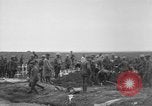 Standbild 27 Infanterie begraben ihre gefallenen Kameraden an Duncan Post Frankreich, 1918, aus Sekunde 22 historischem Filmmaterial Videoclip 65675048396