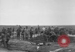 Standbild 27 Infanterie begraben ihre gefallenen Kameraden an Duncan Post Frankreich, 1918, aus Sekunde 23 historischem Filmmaterial Videoclip 65675048396