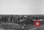 Standbild 27 Infanterie begraben ihre gefallenen Kameraden an Duncan Post Frankreich, 1918, aus Sekunde 24 historischem Filmmaterial Videoclip 65675048396