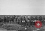 Standbild 27 Infanterie begraben ihre gefallenen Kameraden an Duncan Post Frankreich, 1918, aus Sekunde 25 historischem Filmmaterial Videoclip 65675048396