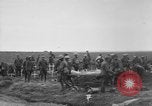 Standbild 27 Infanterie begraben ihre gefallenen Kameraden an Duncan Post Frankreich, 1918, aus Sekunde 26 historischem Filmmaterial Videoclip 65675048396
