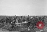 Standbild 27 Infanterie begraben ihre gefallenen Kameraden an Duncan Post Frankreich, 1918, aus Sekunde 27 historischem Filmmaterial Videoclip 65675048396